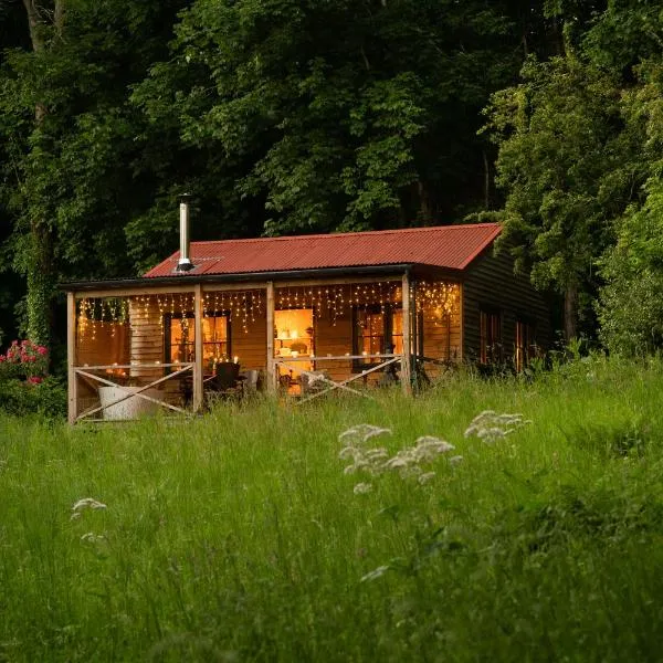 Luxury Off-Grid Cabin with Outdoor Bath in Scotland，位于Clachan of Campsie的酒店