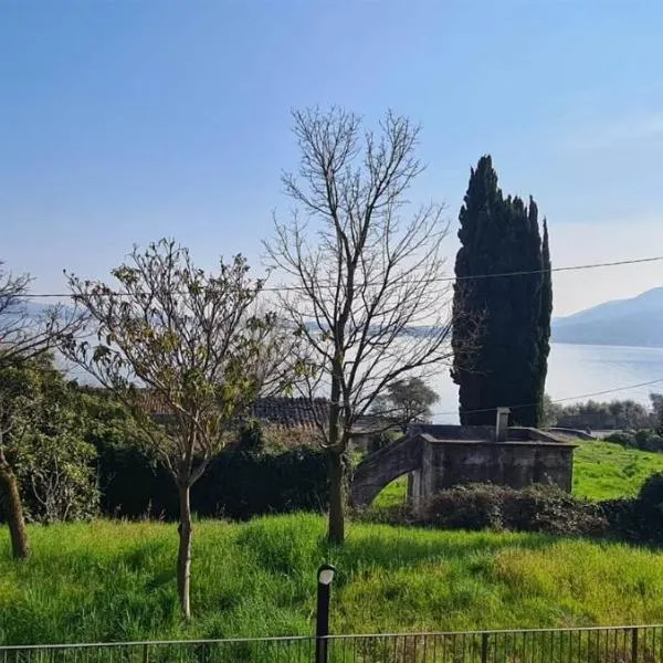 CASA AL LAGO D'ISEO VISTA PANORAMICA，位于普雷多雷的酒店