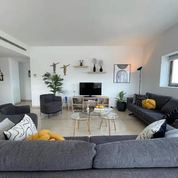 2 Bedroom Apartment AYA tower Mar Mikhael - Beirut，位于贝鲁特的酒店