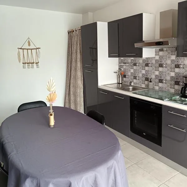 Petit appartement à la campagne proche mer，位于米西亚克的酒店