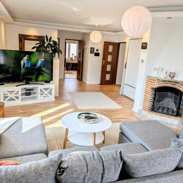 Luxury Villa with Beautiful Garden & Easy City Access，位于卡特琳娜霍尔姆的酒店