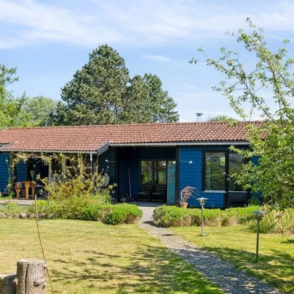 House with lovely garden and close to water with Shelter，位于Kirke-Hyllinge的酒店