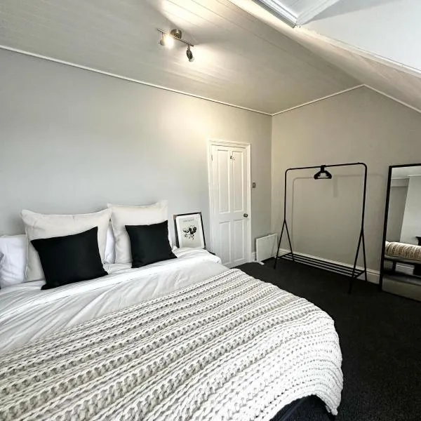 Luxury 5 bed Salford home free parking，位于曼彻斯特的酒店