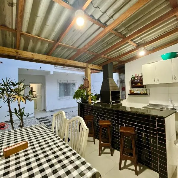 Casa com salão de festas 7km da praia，位于坎博里乌的酒店