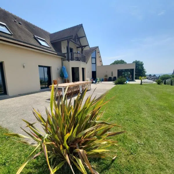 Magnifique villa avec piscine intérieure，位于Saint-Pois的酒店