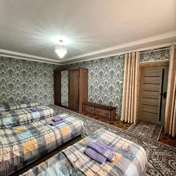October Guesthouse，位于Jalal-Abad的酒店