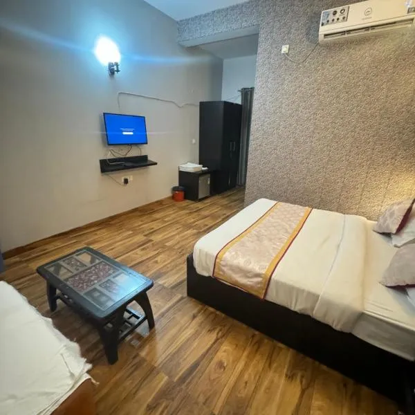 Garnet suites at omaxe enternity，位于Chhatikara的酒店