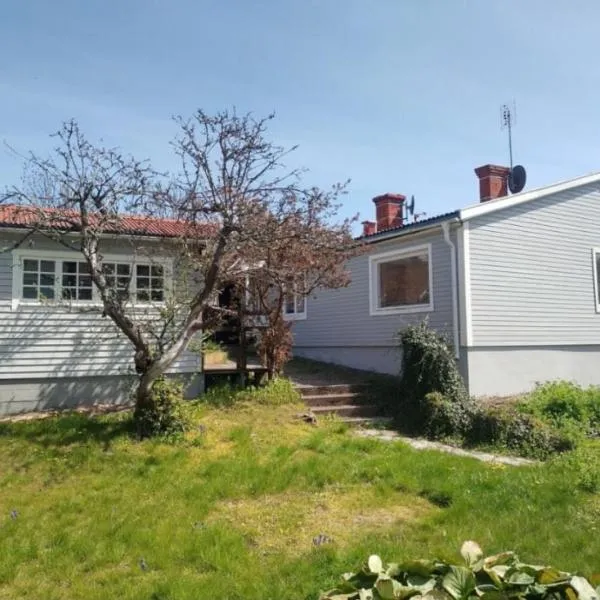 2 rum och kök varav 1 sovrum samt en stuga i anslutning med 1 sovrum，位于奥斯卡港的酒店