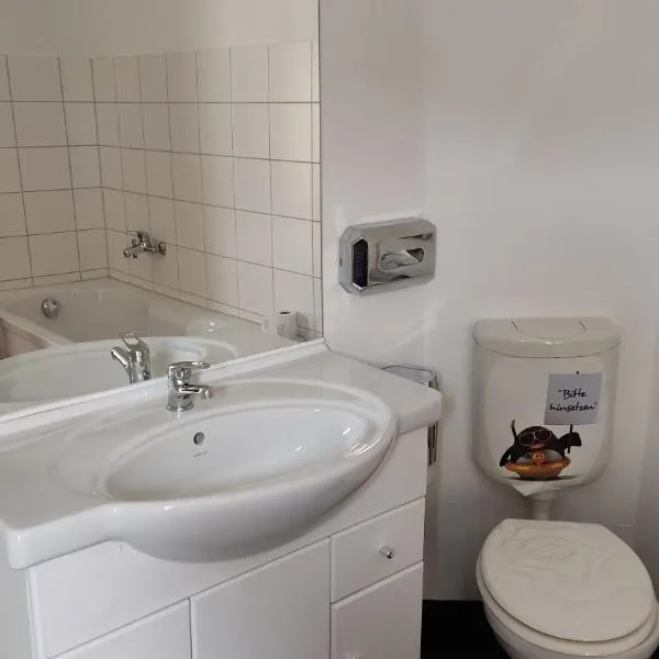 Ferienwohnung für Monteure，位于拉特诺的酒店