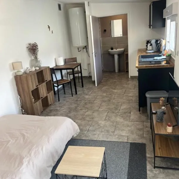 Studio 8，位于Neuville-Saint-Rémy的酒店