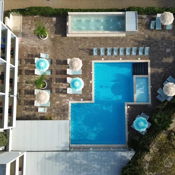 Golden Hotel，位于切齐纳码头的酒店
