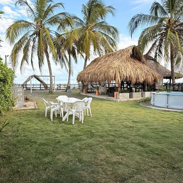 Cabaña Las Tres Palmas in San Bernardo del Viento，位于圣贝尔纳多德尔比恩托的酒店