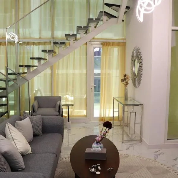 Cozy 2BR Masdar Pool Parking and Near Airport，位于阿布扎比的酒店
