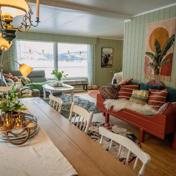 Fredfullt hus ved Oksfjordvannet，位于Storslett的酒店