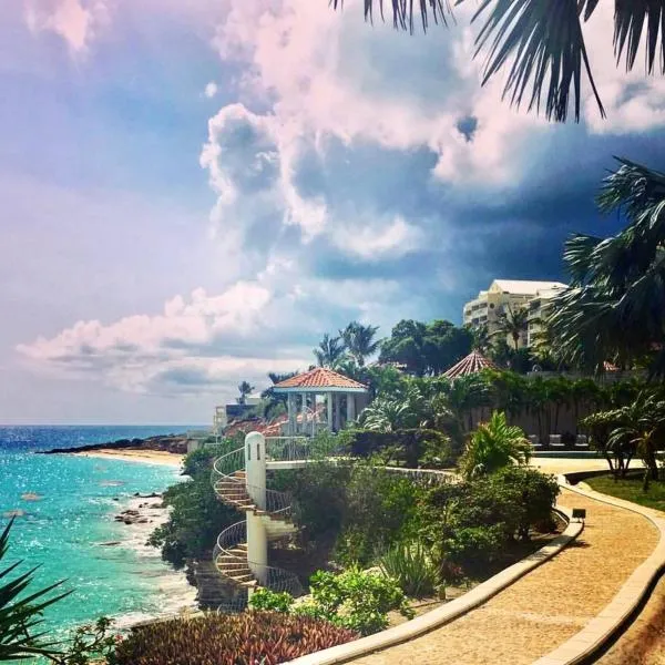 Oceanfront Paradise: Penthouse with Peloton，位于Cupecoy的酒店