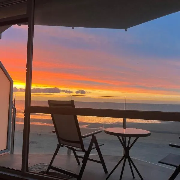 Digue de Westende, studio avec coin nuit, piscine, vue mer et plage fantastique，位于米德尔克尔克的酒店