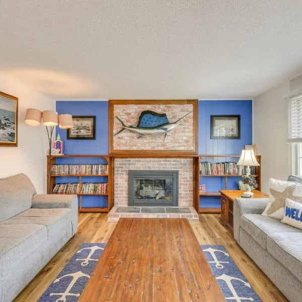 Bike to Cape Cod Sights Home with Backyard Oasis，位于韦尔弗利特的酒店