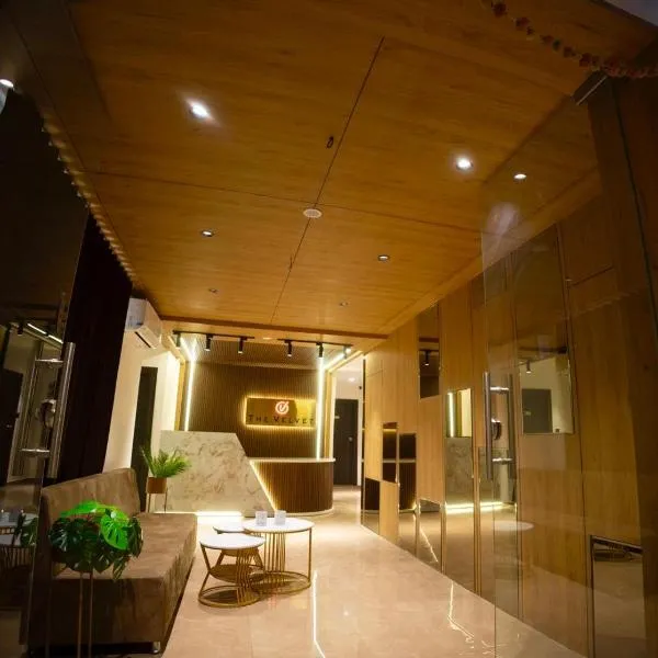 Hotel The Velvet Rooms & Banquet，位于Koba的酒店