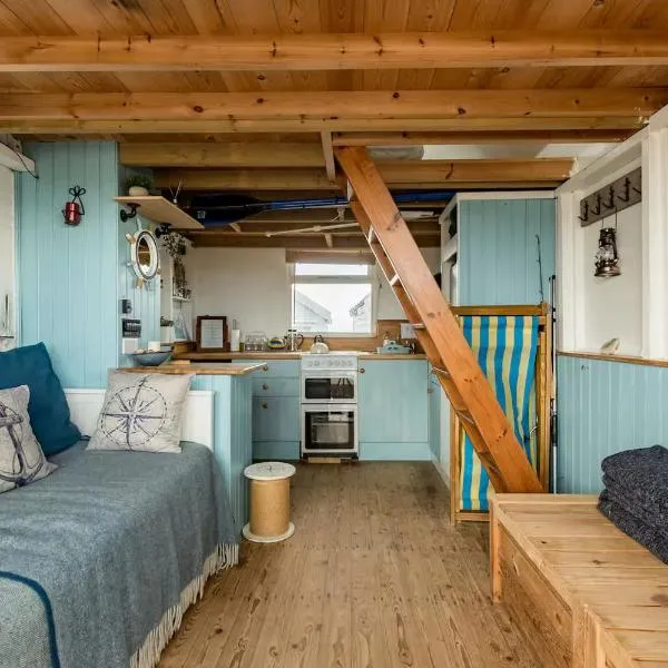 Stargazing Beach Hut on Mudeford Sandbank with wake up sea views，位于基督城的酒店
