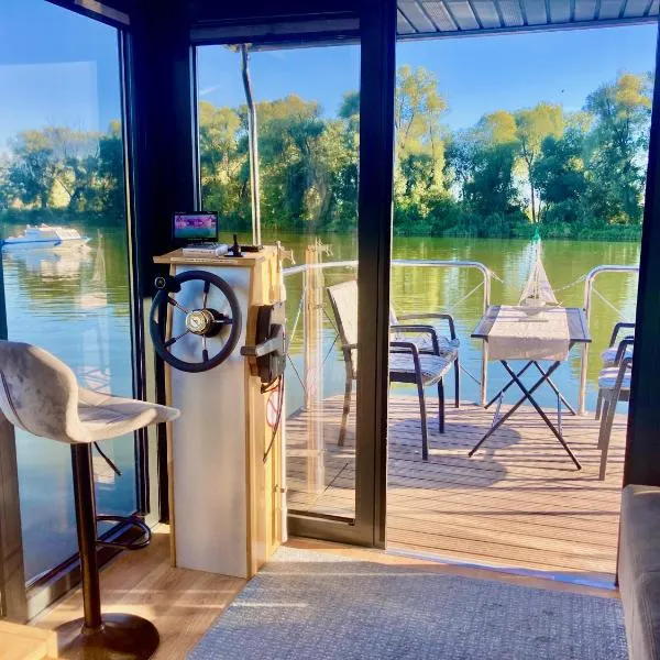 HAUSBOOT - Schwimmende feststehende Ferienwohnung direkt auf der Havel mit Weitblick aufs Wasser，位于凯钦的酒店
