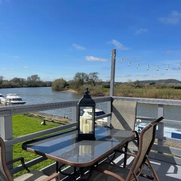 On the river Severn - Severnside Boat & Caravan Park, Caravan 9，位于Tirley的酒店