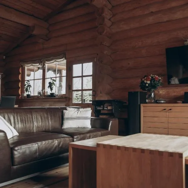 Fjordhygge - Authentic wood log cabin summerhouse near water, fjord and forest，位于Jægerspris的酒店