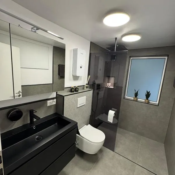 Luxus-Apartment im Herzen von Ludwigsburg - - WLAN - Klima - 24h Check-In - Waschmaschine - Terrasse - 200m vom Schloss und vom Ludwigsburger Marktplatz - -，位于路德维希堡的酒店