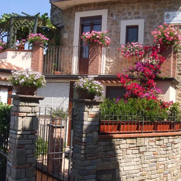 La Casa al Piccolo Borgo，位于瓦洛-德拉卢卡尼亚的酒店