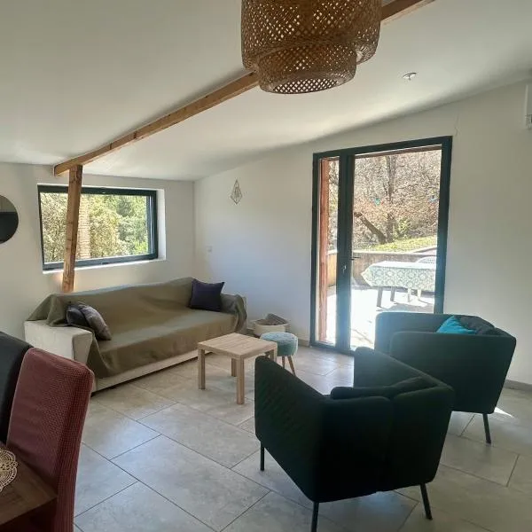 Pretty house in nature in Provence，位于Champtercier的酒店