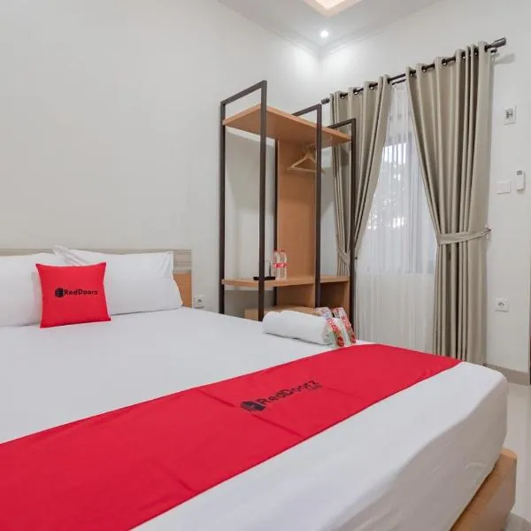 RedDoorz Syariah @ Boemi Guesthouse Tasikmalaya，位于打横的酒店