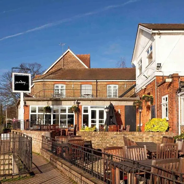 Sunday London Staines-upon-Thames Heathrow T5，位于斯坦斯的酒店