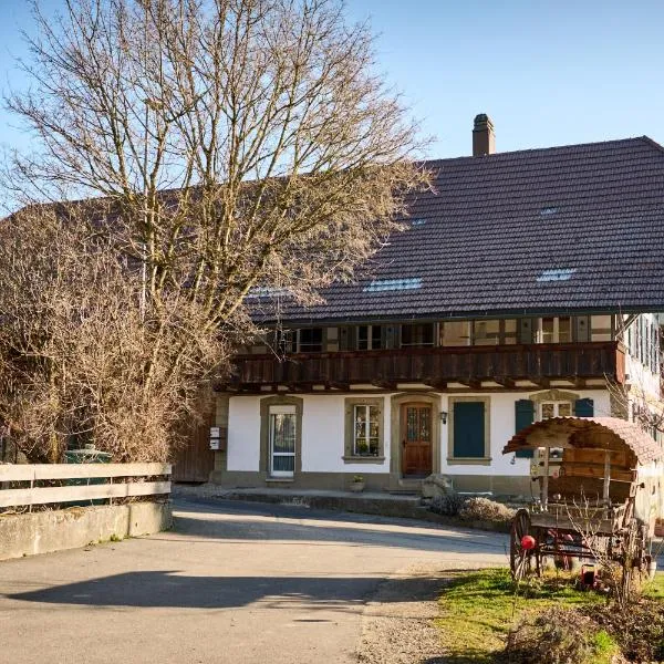 Uelis-Stöckli-Gästezimmer auf Bauernhof mit Billiard und Alpakatrekking，位于Meikirch的酒店