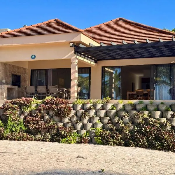 Luxurious Beachfront house-Villa 44，位于Gueima的酒店