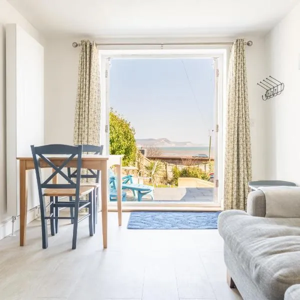 Stunning little house, 2 mins from Lyme Regis beach with a sea view Sleeps 4 free parking,small dog welcome，位于莱姆里吉斯的酒店