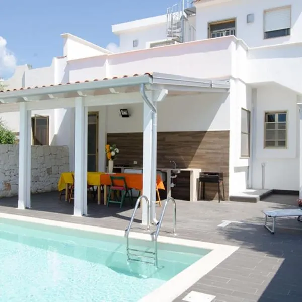 Villa Maria con Piscina nel Boomerang Village a Torre Colimena，位于托雷科里梅纳的酒店