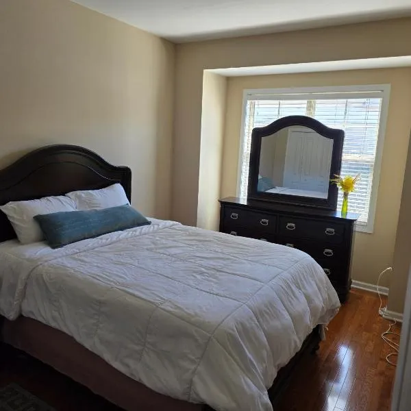 Heaven on Earth - Large Bedroom with Private Bathroom，位于罗利的酒店