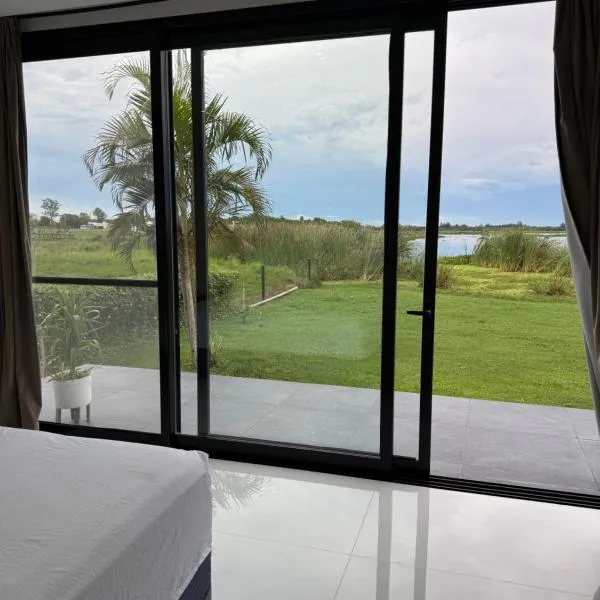 Casa con Piscina sobre Laguna Brava - Tranquilidad y Naturaleza en Barrio Privado，位于科连特斯的酒店