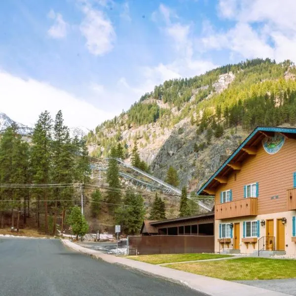 Luxe Bavarian Retreat - in Town with Hot Tub，位于莱文沃思的酒店