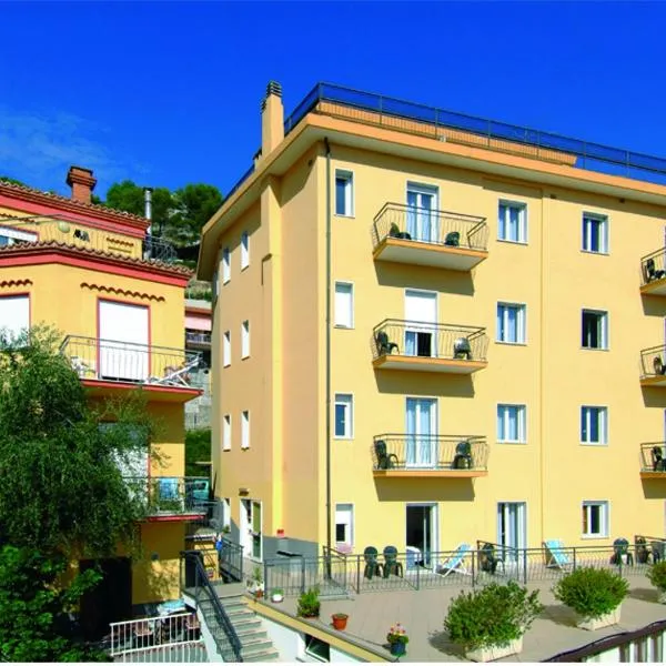 Hotel Tritone，位于Villarelli的酒店