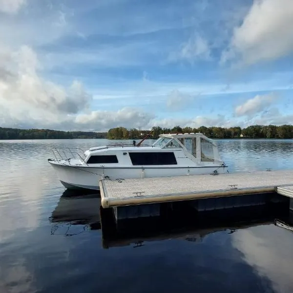 Bateau à quai lac des Settons，位于蒙特索克莱瑟通的酒店