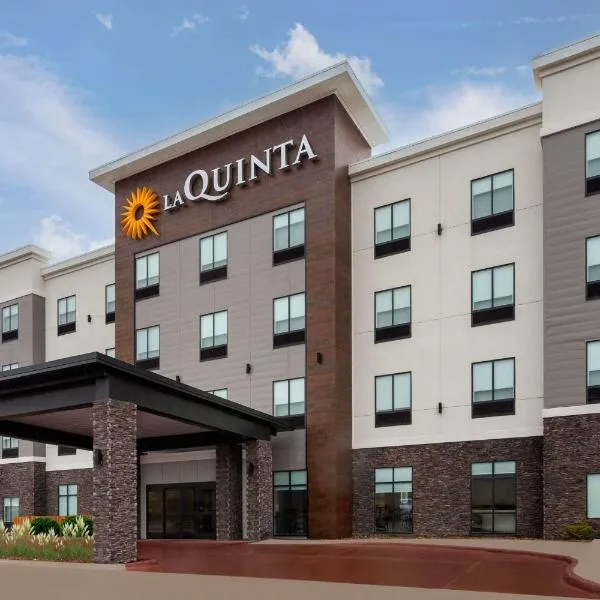 La Quinta Inn & Suites by Wyndham Coralville Iowa City，位于克拉尔维尔的酒店