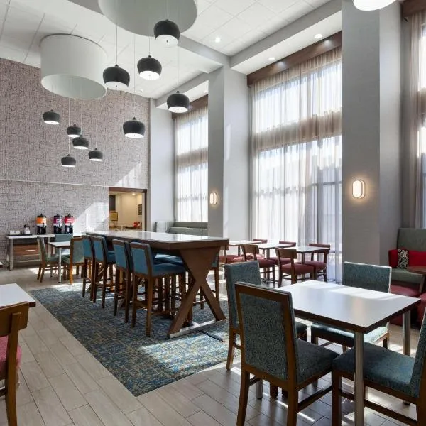 多森希尔顿恒庭旅馆&套房酒店，位于多森的酒店