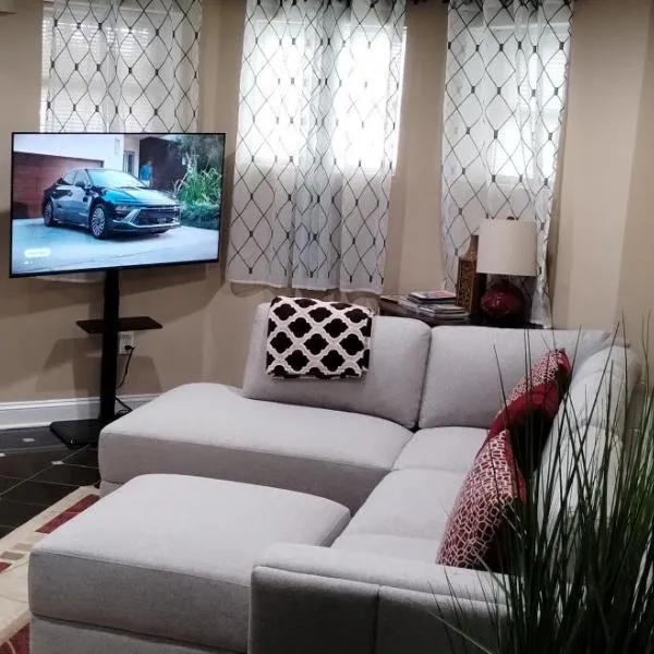 Spacious and Private 3BR, 3BA with free parking near Downtown Washington DC，位于华盛顿的酒店