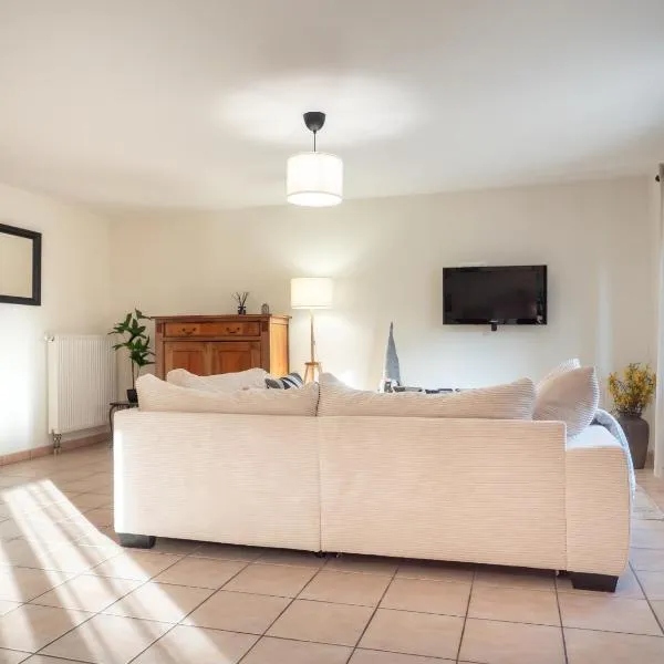 Easy Access Home with Spacious Private Parking & Near Scenic Bike Routes，位于Monswiller的酒店