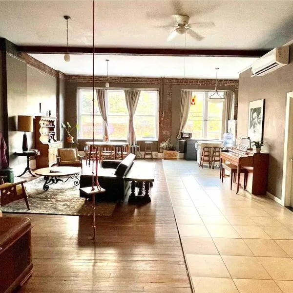 Loft Apartment Historic Downtown Main Street Sylva，位于西尔瓦的酒店