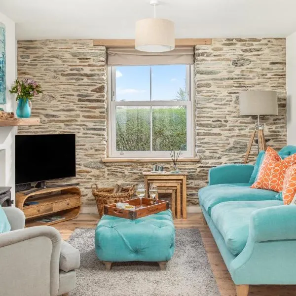 Characterful cottage near Tintagel and coast path，位于Treknow的酒店