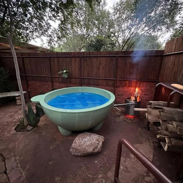 Wild Fig Cottage with Tickle Tub in Hartbeespoort，位于Pelindaba的酒店