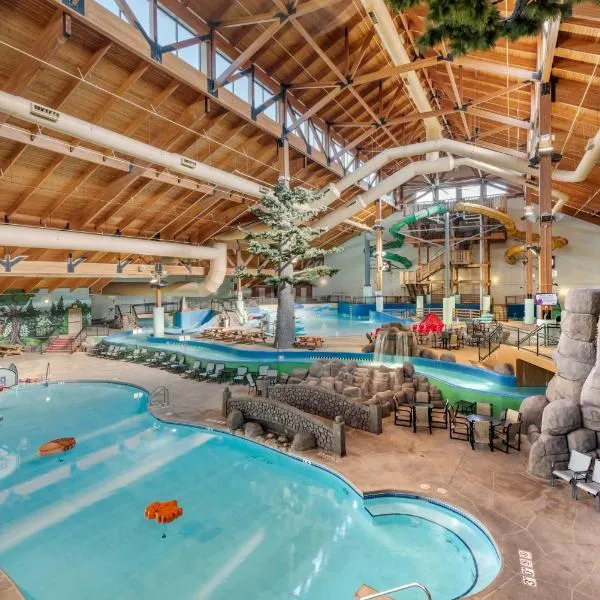 Three Bears Resort Waterpark Near Tomah Ascend Collection，位于Warrens的酒店