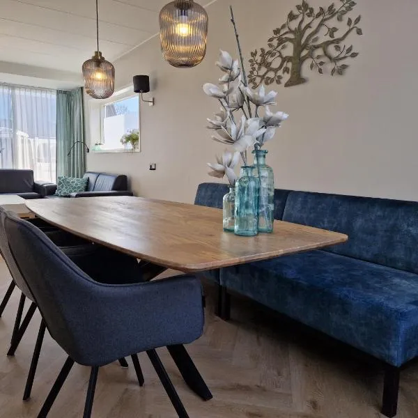 Modern spacious holiday home within walking distance of the North Sea beach in De Koog，位于德科赫的酒店