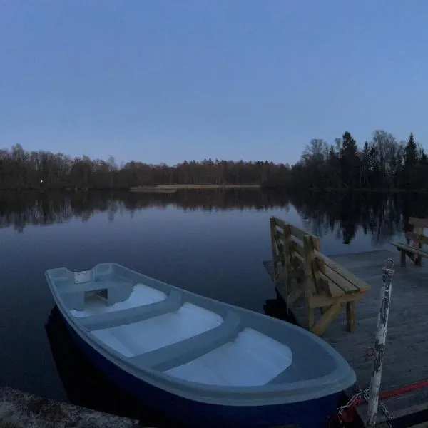 Lake cottage with private pier，位于Bälinge的酒店